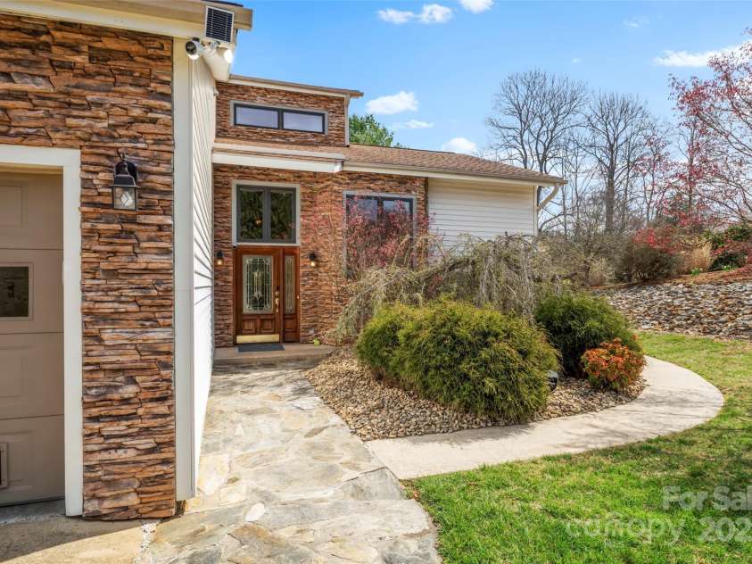 31 Bridle Path Drive, Barnardsville, NC 28709.  MLS# CAR4282376, YatesRealty ID 26582. 