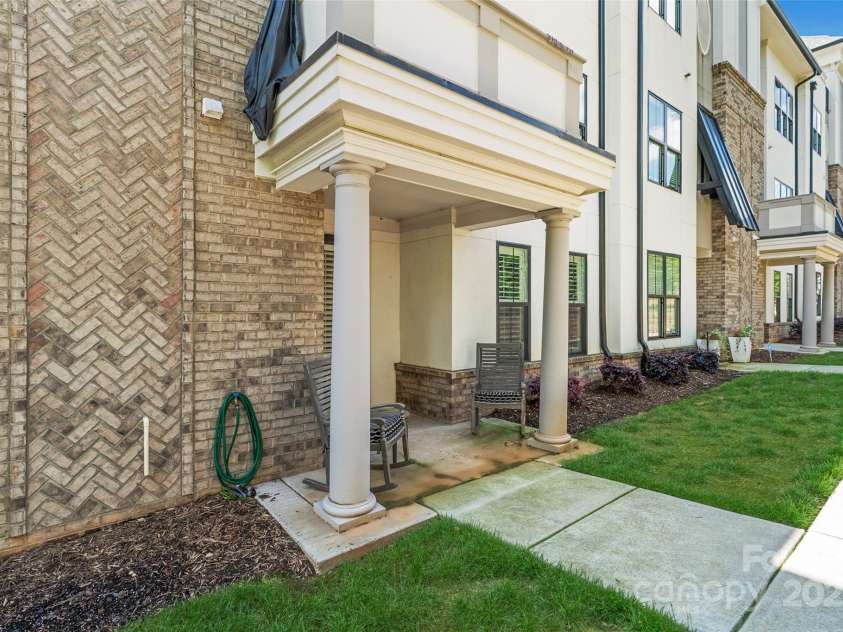 1111 Parkside Greenway Drive, Charlotte, NC 28209.  MLS# CAR4278048, YatesRealty ID 26583. 