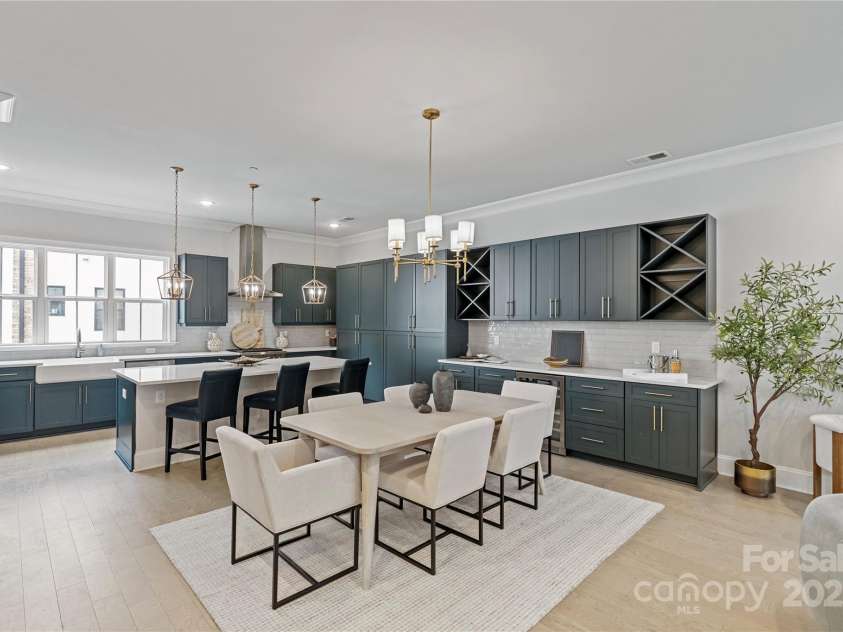 1111 Parkside Greenway Drive, Charlotte, NC 28209.  MLS# CAR4278048, YatesRealty ID 26583. 