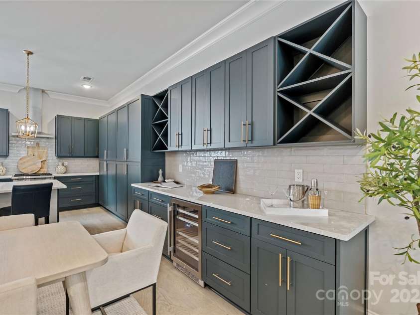 1111 Parkside Greenway Drive, Charlotte, NC 28209.  MLS# CAR4278048, YatesRealty ID 26583. 