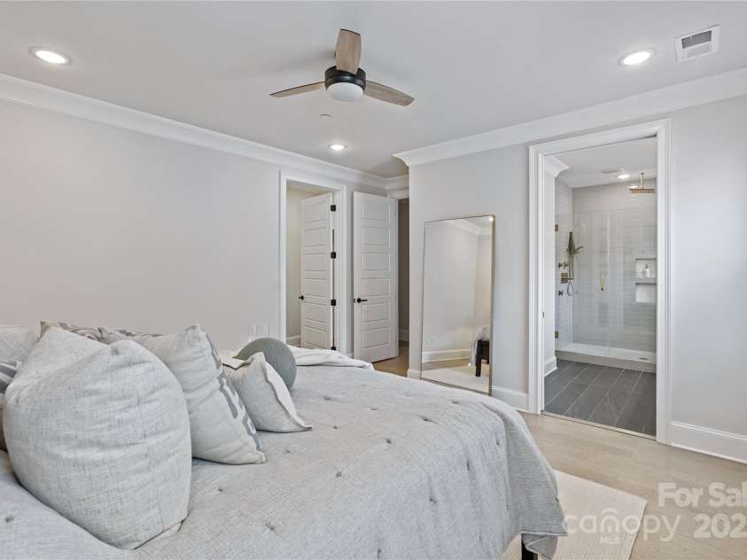 1111 Parkside Greenway Drive, Charlotte, NC 28209.  MLS# CAR4278048, YatesRealty ID 26583. 