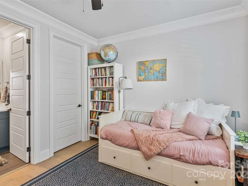 1111 Parkside Greenway Drive, Charlotte, NC 28209.  MLS# CAR4278048, YatesRealty ID 26583. 