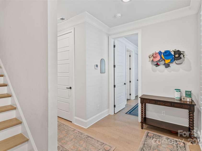 1111 Parkside Greenway Drive, Charlotte, NC 28209.  MLS# CAR4278048, YatesRealty ID 26583. 