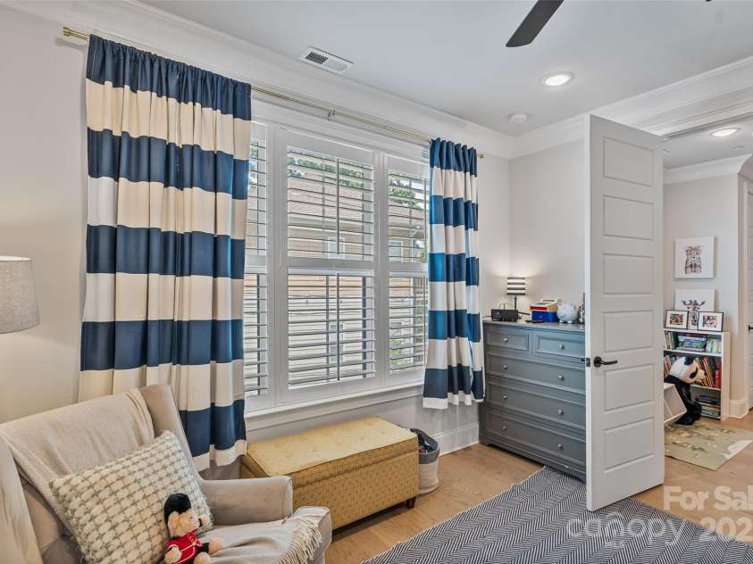 1111 Parkside Greenway Drive, Charlotte, NC 28209.  MLS# CAR4278048, YatesRealty ID 26583. 