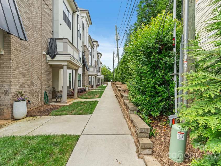 1111 Parkside Greenway Drive, Charlotte, NC 28209.  MLS# CAR4278048, YatesRealty ID 26583. 