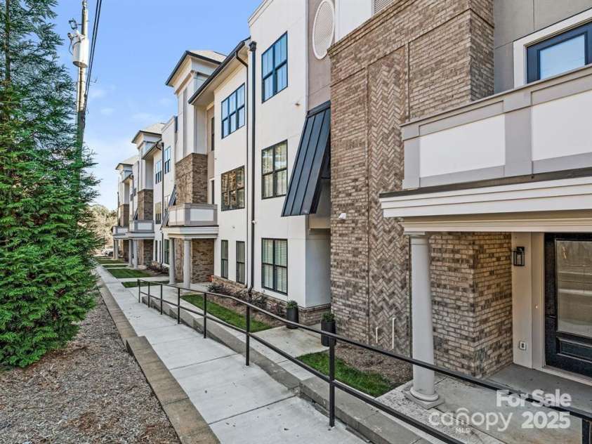 1111 Parkside Greenway Drive, Charlotte, NC 28209.  MLS# CAR4278048, YatesRealty ID 26583. 