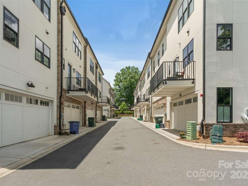1111 Parkside Greenway Drive, Charlotte, NC 28209.  MLS# CAR4278048, YatesRealty ID 26583. 