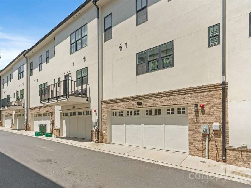 1111 Parkside Greenway Drive, Charlotte, NC 28209.  MLS# CAR4278048, YatesRealty ID 26583. 