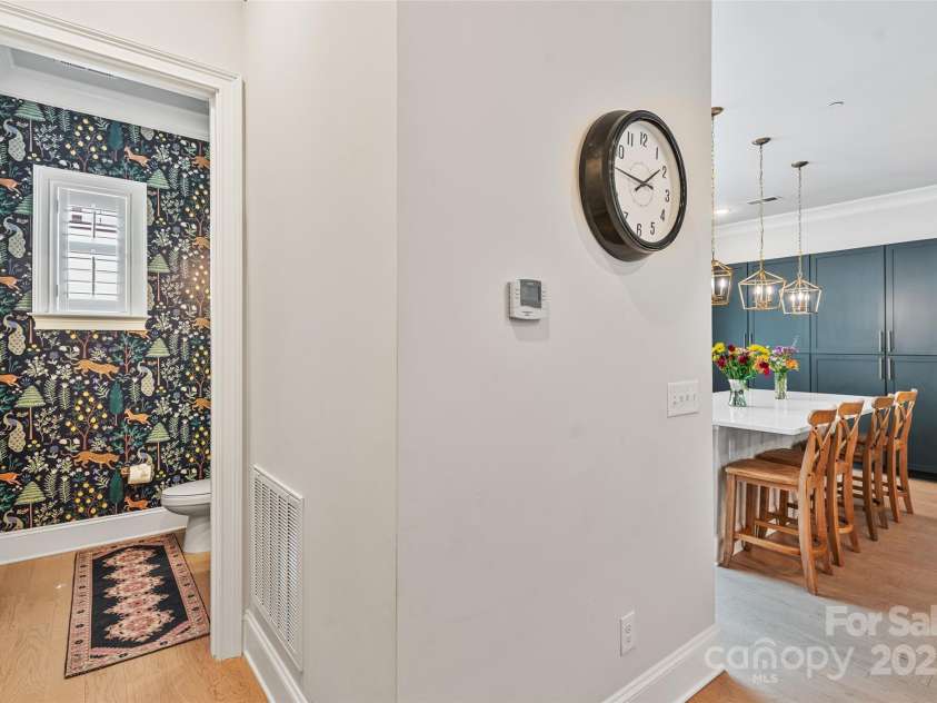 1111 Parkside Greenway Drive, Charlotte, NC 28209.  MLS# CAR4278048, YatesRealty ID 26583. Main Floor Half Bath