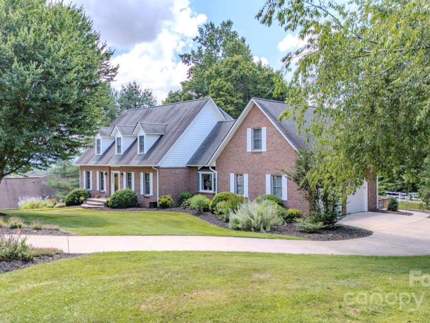 74 Challedon Drive, Candler, NC 28715.  MLS# CAR4276215, YatesRealty ID 26584. 
