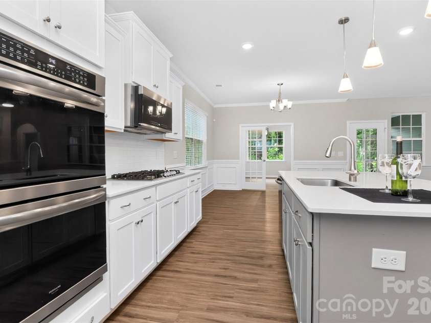 3130 Windhaven Lane, Tega Cay, SC 29708.  MLS# CAR4403267, YatesRealty ID 26585. Double oven