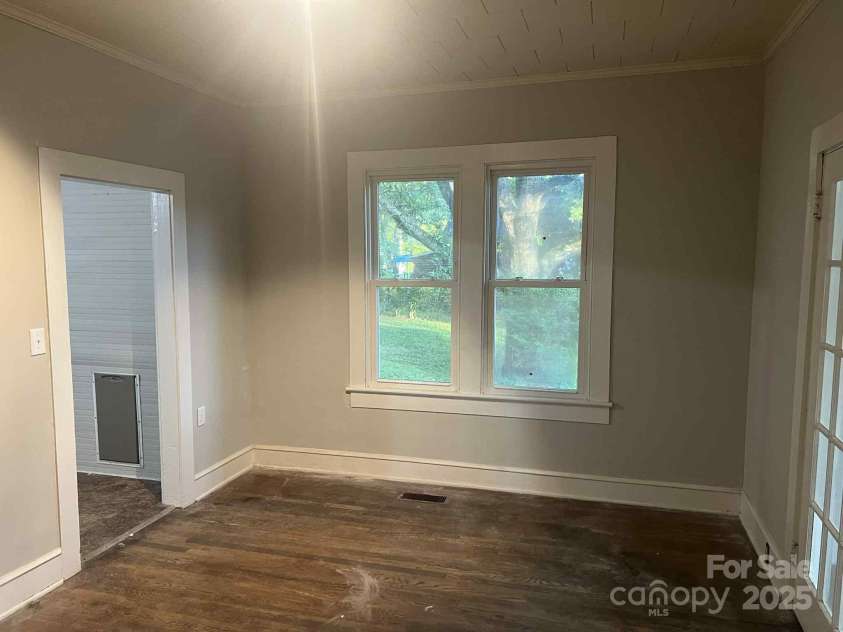 325 N Caldwell Avenue, Newton, NC 28658.  MLS# CAR4277436, YatesRealty ID 26586. 