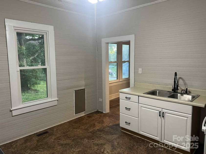 325 N Caldwell Avenue, Newton, NC 28658.  MLS# CAR4277436, YatesRealty ID 26586. 