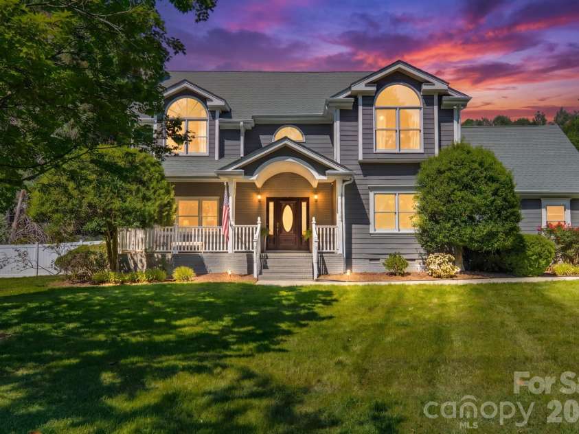 7240 Cobblecreek Drive, Matthews, NC 28104.  MLS# CAR4382665, YatesRealty ID 26588. 