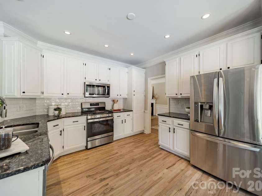 7240 Cobblecreek Drive, Matthews, NC 28104.  MLS# CAR4382665, YatesRealty ID 26588. 