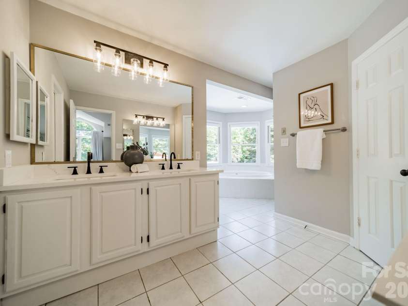 7240 Cobblecreek Drive, Matthews, NC 28104.  MLS# CAR4382665, YatesRealty ID 26588. 
