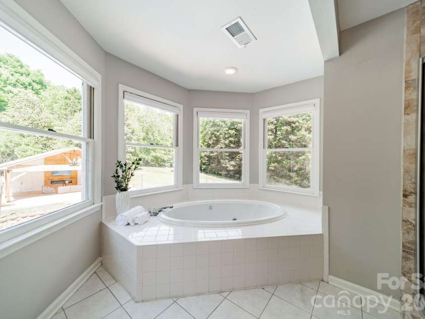 7240 Cobblecreek Drive, Matthews, NC 28104.  MLS# CAR4382665, YatesRealty ID 26588. 
