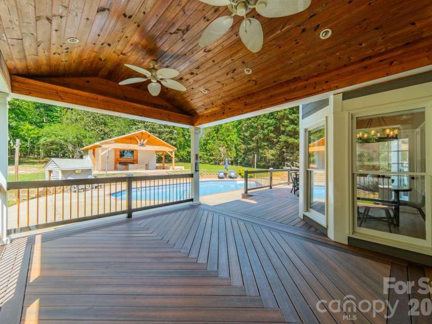 7240 Cobblecreek Drive, Matthews, NC 28104.  MLS# CAR4382665, YatesRealty ID 26588. 