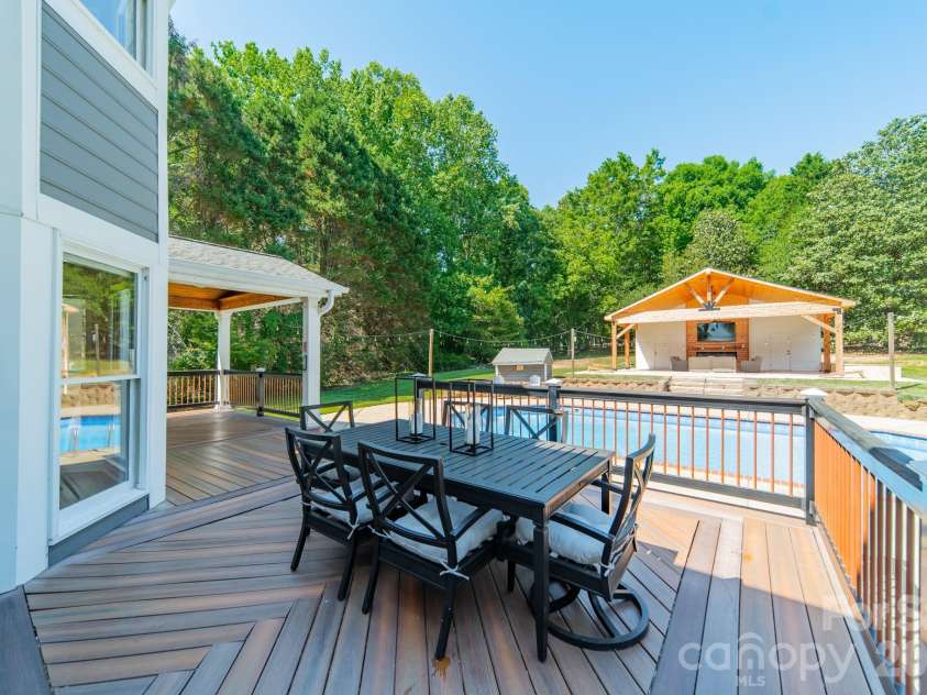 7240 Cobblecreek Drive, Matthews, NC 28104.  MLS# CAR4382665, YatesRealty ID 26588. 