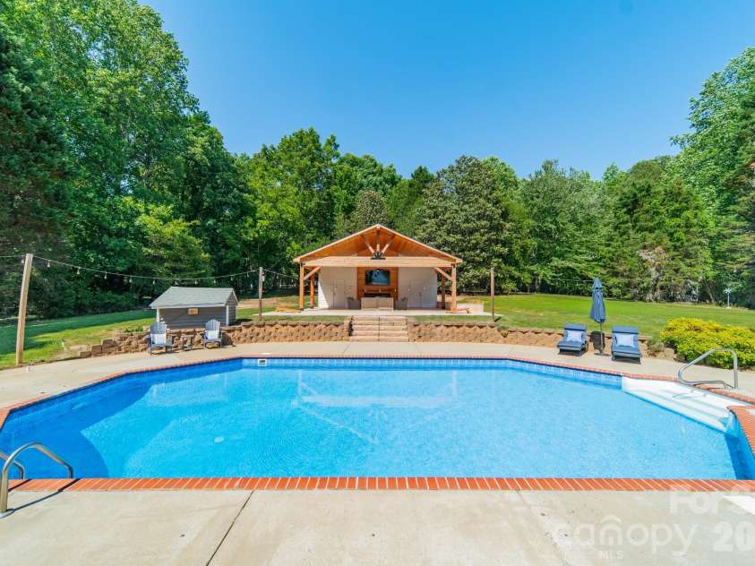 7240 Cobblecreek Drive, Matthews, NC 28104.  MLS# CAR4382665, YatesRealty ID 26588. 