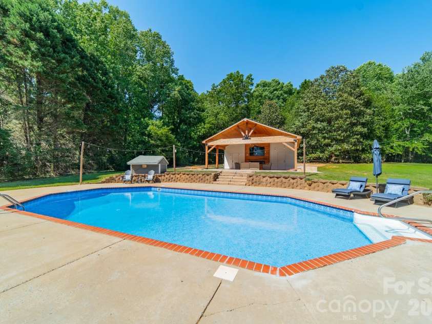 7240 Cobblecreek Drive, Matthews, NC 28104.  MLS# CAR4382665, YatesRealty ID 26588. 