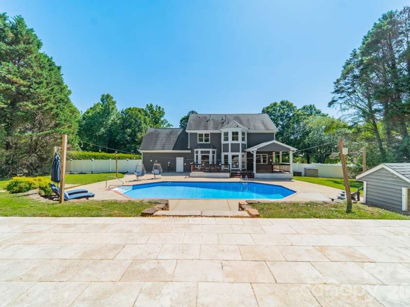 7240 Cobblecreek Drive, Matthews, NC 28104.  MLS# CAR4382665, YatesRealty ID 26588. 