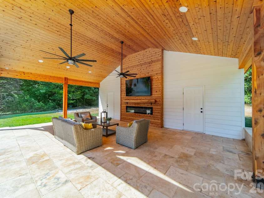 7240 Cobblecreek Drive, Matthews, NC 28104.  MLS# CAR4382665, YatesRealty ID 26588. 