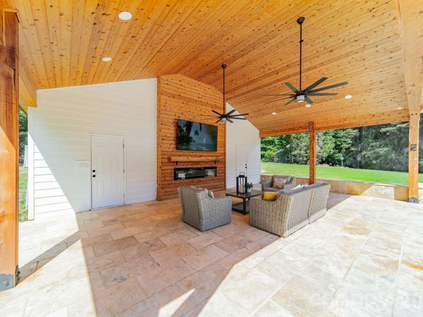 7240 Cobblecreek Drive, Matthews, NC 28104.  MLS# CAR4382665, YatesRealty ID 26588. 