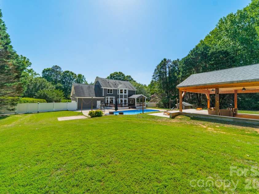 7240 Cobblecreek Drive, Matthews, NC 28104.  MLS# CAR4382665, YatesRealty ID 26588. 