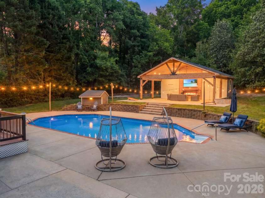 7240 Cobblecreek Drive, Matthews, NC 28104.  MLS# CAR4382665, YatesRealty ID 26588. 