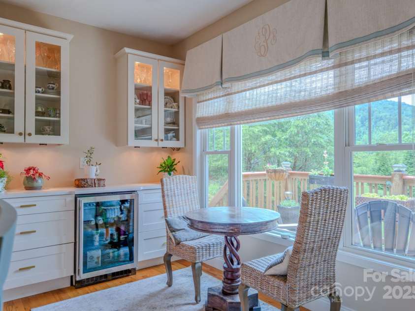 29 Lancaster Lane, Weaverville, NC 28787.  MLS# CAR4263615, YatesRealty ID 26589. Breakfast nook