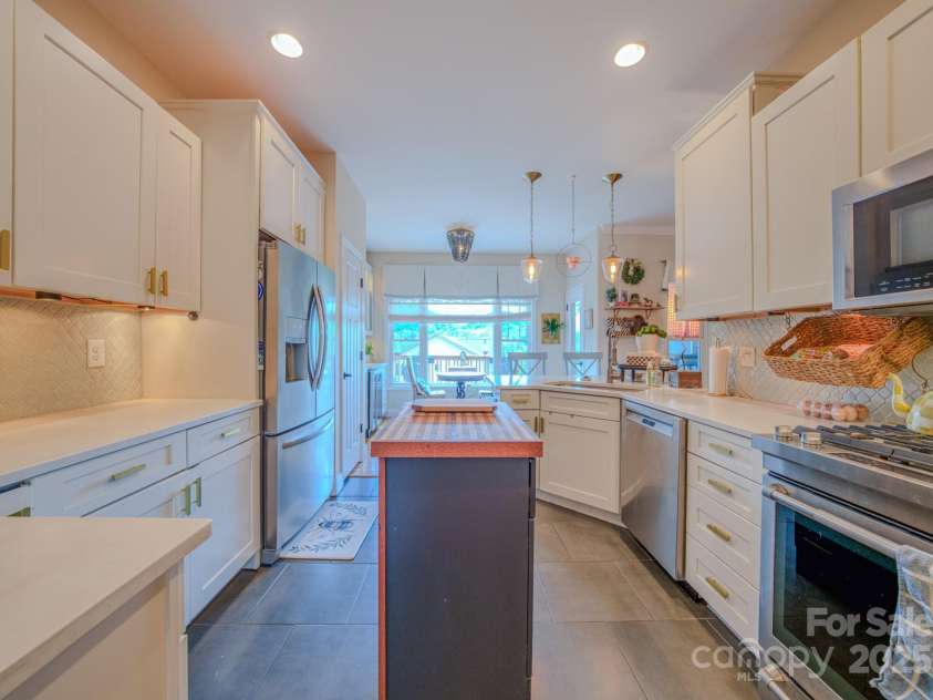 29 Lancaster Lane, Weaverville, NC 28787.  MLS# CAR4263615, YatesRealty ID 26589. Kitchen