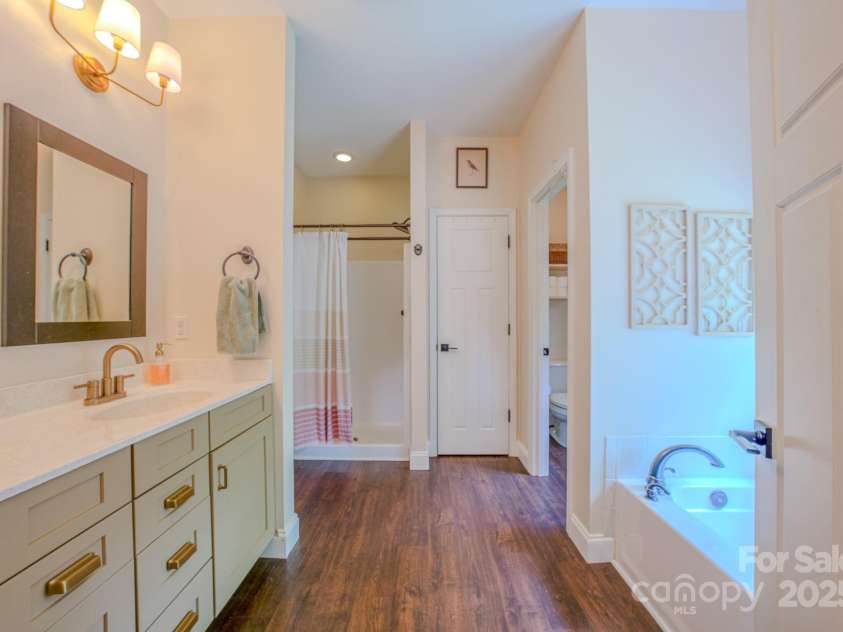 29 Lancaster Lane, Weaverville, NC 28787.  MLS# CAR4263615, YatesRealty ID 26589. Primary bath