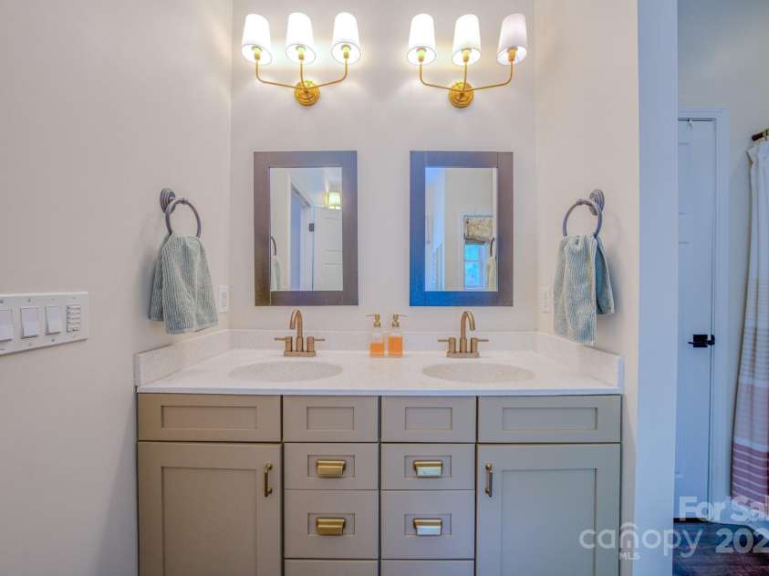 29 Lancaster Lane, Weaverville, NC 28787.  MLS# CAR4263615, YatesRealty ID 26589. Primary bath