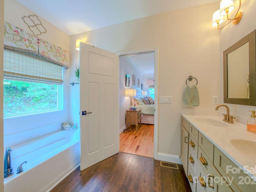 29 Lancaster Lane, Weaverville, NC 28787.  MLS# CAR4263615, YatesRealty ID 26589. Primary bath