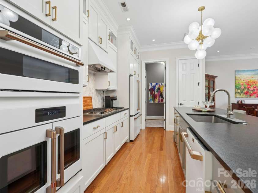 6826 Louisburg Square Lane, Charlotte, NC 28210.  MLS# CAR4384543, YatesRealty ID 26589. 