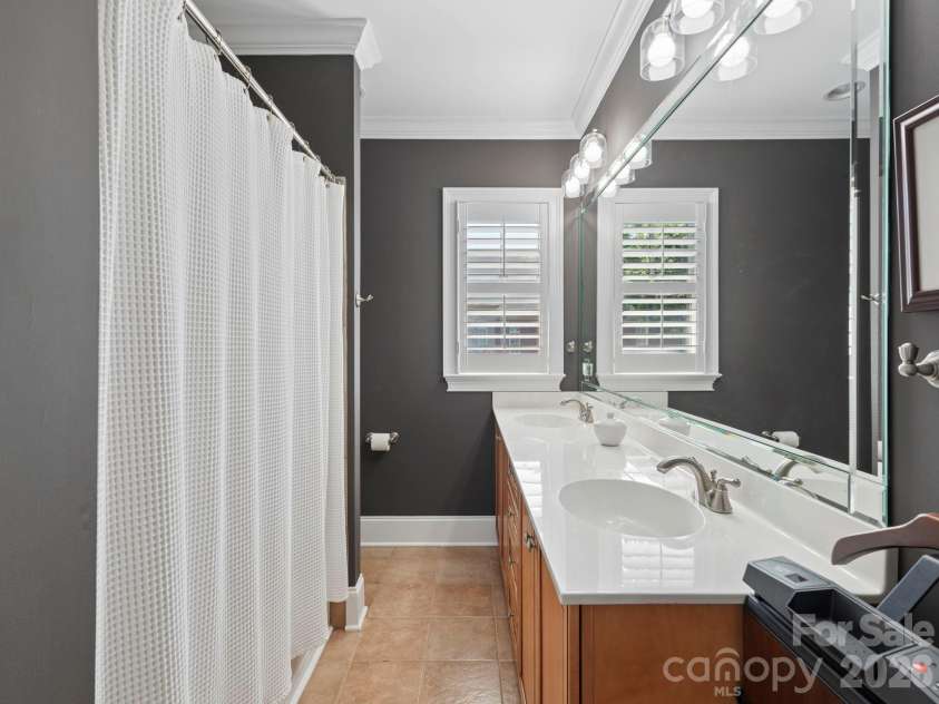 6826 Louisburg Square Lane, Charlotte, NC 28210.  MLS# CAR4384543, YatesRealty ID 26589. 