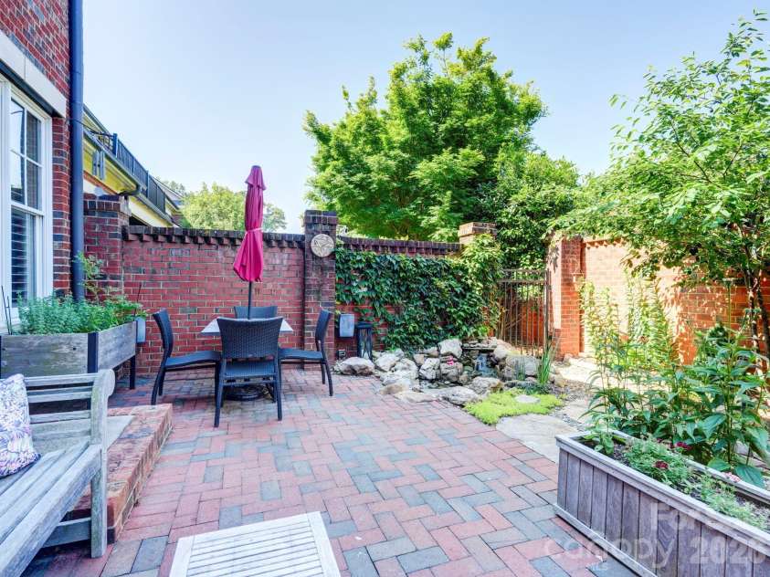 6826 Louisburg Square Lane, Charlotte, NC 28210.  MLS# CAR4384543, YatesRealty ID 26589. 
