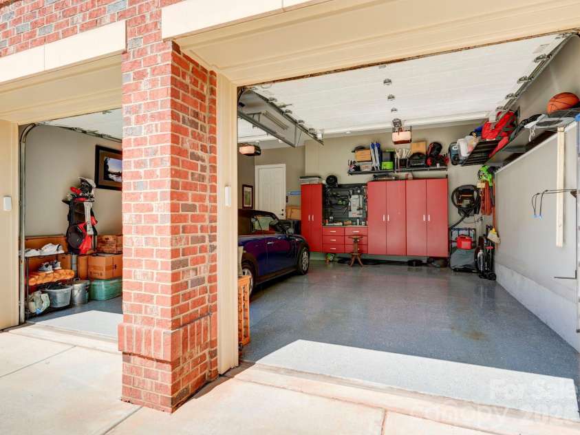 6826 Louisburg Square Lane, Charlotte, NC 28210.  MLS# CAR4384543, YatesRealty ID 26589. 