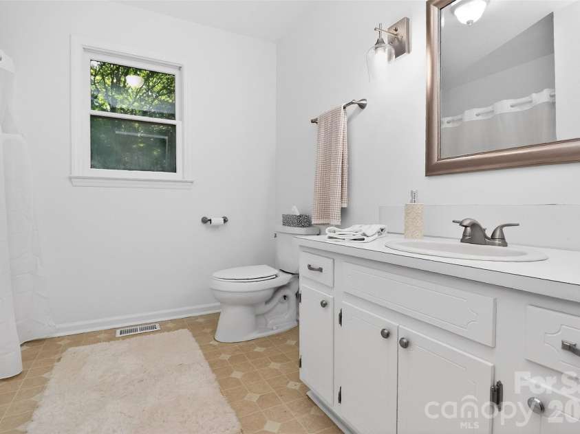 18032 Barnhardt Road, Davidson, NC 28036.  MLS# CAR4386667, YatesRealty ID 26590. 