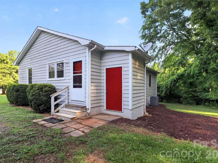 18032 Barnhardt Road, Davidson, NC 28036.  MLS# CAR4386667, YatesRealty ID 26590. 