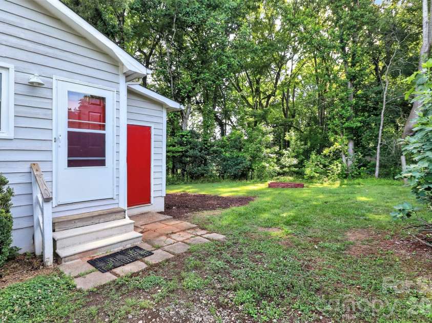 18032 Barnhardt Road, Davidson, NC 28036.  MLS# CAR4386667, YatesRealty ID 26590. 