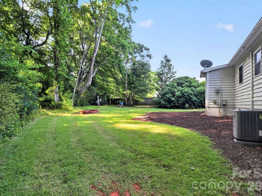18032 Barnhardt Road, Davidson, NC 28036.  MLS# CAR4386667, YatesRealty ID 26590. 