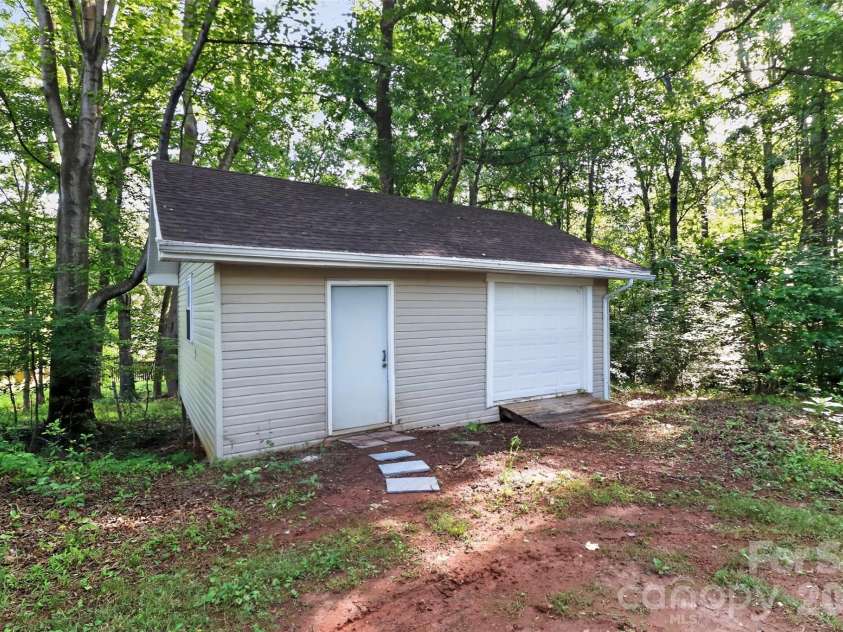 18032 Barnhardt Road, Davidson, NC 28036.  MLS# CAR4386667, YatesRealty ID 26590. 