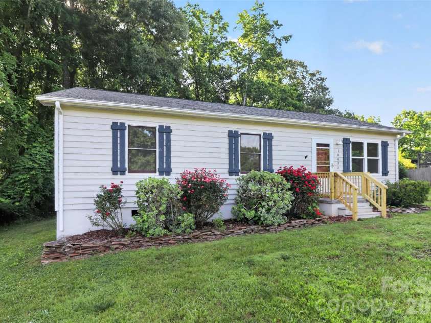 18032 Barnhardt Road, Davidson, NC 28036.  MLS# CAR4386667, YatesRealty ID 26590. 
