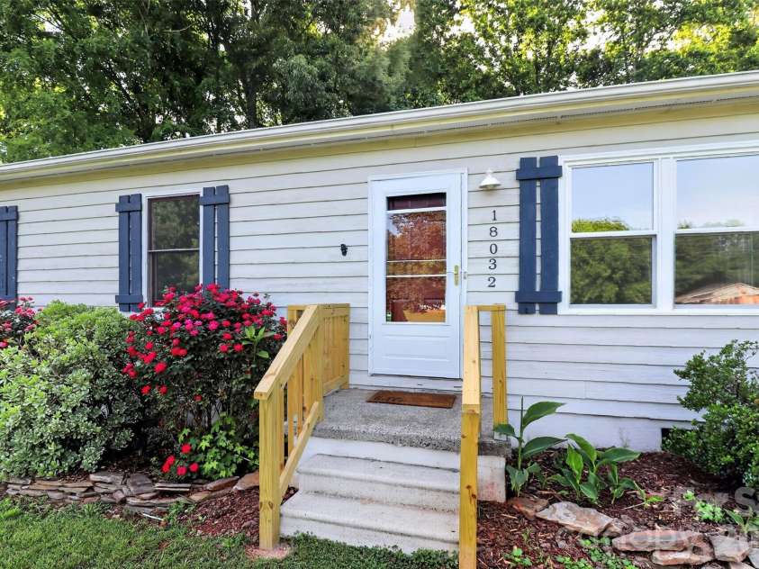 18032 Barnhardt Road, Davidson, NC 28036.  MLS# CAR4386667, YatesRealty ID 26590. 