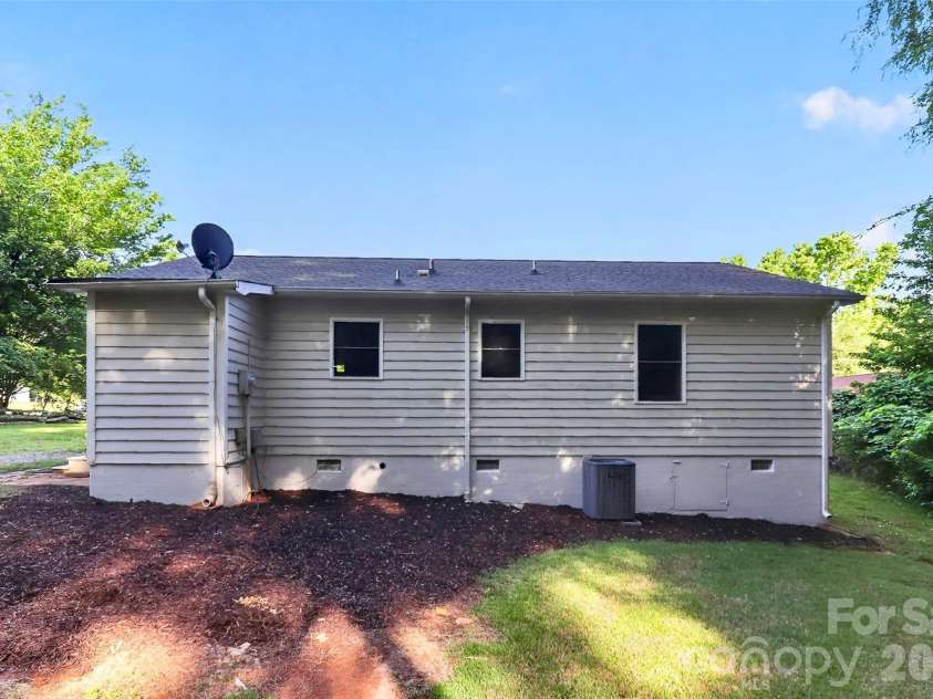 18032 Barnhardt Road, Davidson, NC 28036.  MLS# CAR4386667, YatesRealty ID 26590. 