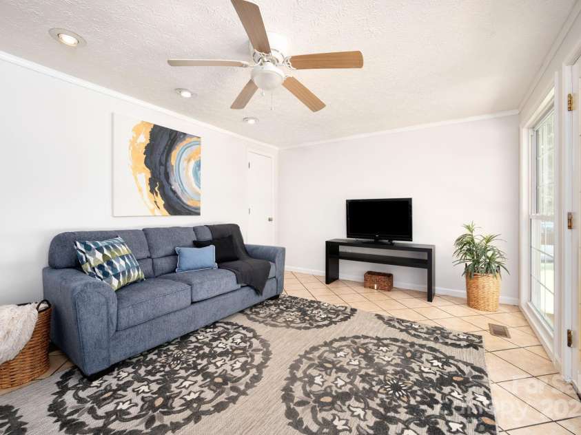 35 Pope Road, Brevard, NC 28712.  MLS# CAR4261354, YatesRealty ID 26591. Cute Living Area