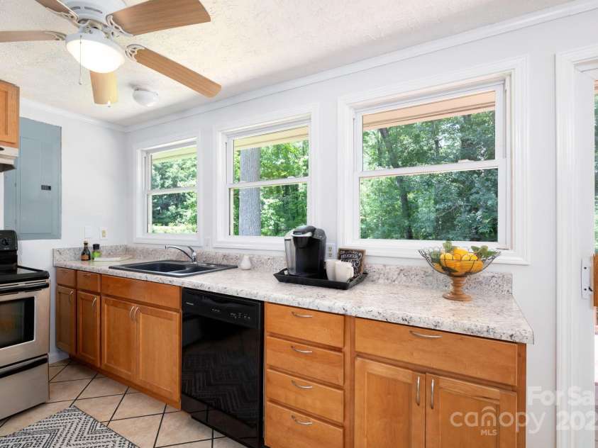 35 Pope Road, Brevard, NC 28712.  MLS# CAR4261354, YatesRealty ID 26591. Stainless Electric Range