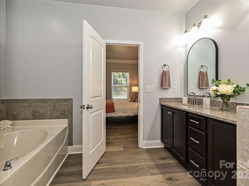 8524 Loxton Circle, Charlotte, NC 28214.  MLS# CAR4275017, YatesRealty ID 26592. 